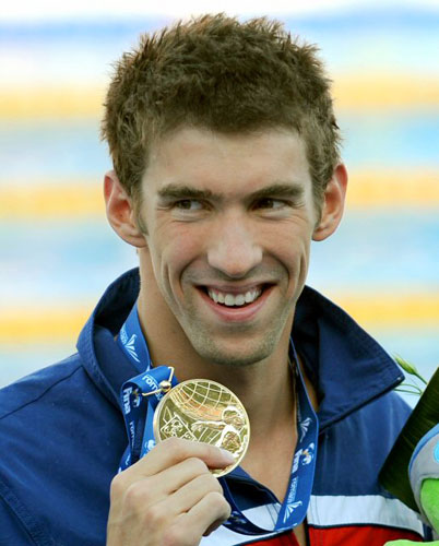 30일(한국시간) 이탈리아 로마의 포로 이탈리코 콤플렉스에서 열린 2009 로마 세계수영선수권대회 남자 접영 200ｍ 결승에서 우승을 차지한 펠프스가 메달을 들어보이고 있다. 