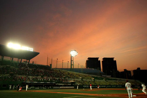 30일 오후 서울 목동야구장에서 2009 프로야구 히어로즈와 SK의 경기가 열리고 있다. 