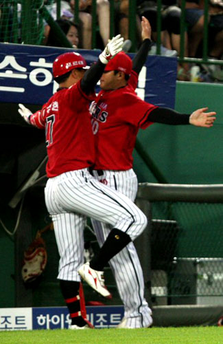 30일 부산 사직야구장에서 열린 프로야구 롯데-KIA 경기에서 KIA  김상현이 3회초 2사 1,2루 상황에서 3점 홈런을 친 뒤 투수 서재응의 축하를 받고 있다. 