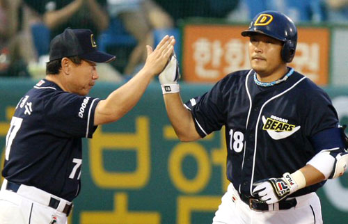 30일 오후 대전한밭야구장에서 열린 2009 프로야구 한화와 대전의 경기. 두산 김동주가 4회초 1사에서 솔로 홈런을 친 뒤 베이스를 돌고 있다. 