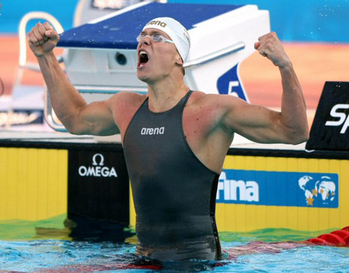 2009로마 세계수영선수권대회에 출전한 브라질의 세자르 시엘루 필유가 30일 오후(현지시각) 이탈리아 로마 포로 이탈리코 메인풀에서 열린 남자 자유형 100m 결승전에서 세계기록으로 우승한 후 환호하고 있다. 