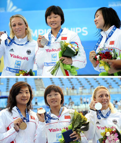 31일(한국시간) 이탈리아 로마의 포로 이탈리코 콤플렉스에서 열린 2009 로마 세계수영선수권대회 여자 배영 50ｍ 결승에서 27초06에 골인하며 세계 신기록으로 금메달을 차지한 중국의 자오징과 은메달 주인공 다니에라 사물스키(독일), 동메달을 획득한 중국의 가오창이 시상대에서 기념 촬영을 하고 있다. 연일 신기록이 작성되고 있는 가운데, 여자 배영 50ｍ 경기에서 4위까지 모두 세계신기록을 갈아치우는 진기록이 나왔다. 