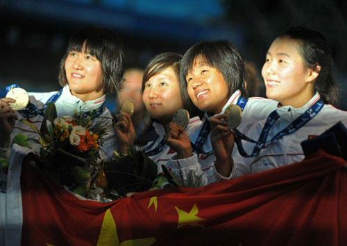 31일(한국시간) 이탈리아 로마의 포로 이탈리코 콤플렉스에서 열린 2009 로마 세계수영선수권대회 여자 계영 800ｍ에서 금메달을 차지한 중국 선수들이 포즈를취하고 있다. 