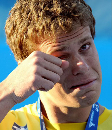 31일(한국시간) 이탈리아 로마의 포로 이탈리코 콤플렉스에서 열린 2009 로마 세계수영선수권대회 남자 자유형 100ｍ 결승에서 46초91에 레이스를 끝내 세계 신기록으로 금메달을 목에 건 브라질의 세자르 시엘루 필류가 눈물을 보이고 있다. 