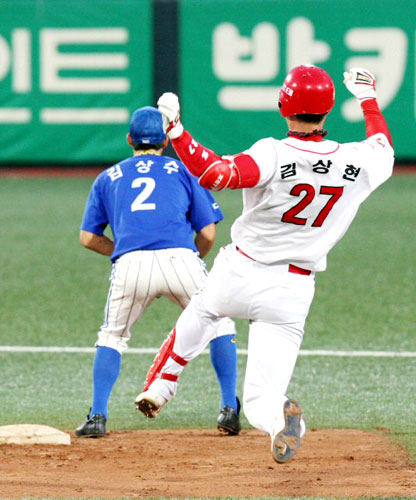 31일 광주 무등경기장에서 열린 `2009 프로야구' 기아 타이거즈와 삼성 라이온즈의 경기에서 4회말 무사 2루 기아 5번 김상현이 1타점 2루타를 때린 뒤 2루까지 진루했다. 1-1 동점. 