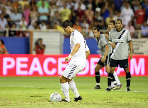 1일(한국시간) 스페인 세비야 라몬 산체스 피스 후안 경기장에서 열린 2009 피스컵 안달루시아 레알 마드리드와 유벤투스와의 준결승전에서 호날두가 페널티킥을 성공시키고 있다. 