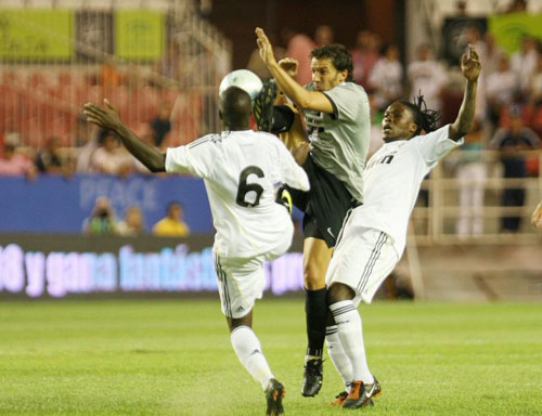  1일(한국시간) 스페인 세비야 라몬 산체스 피스 후안 경기장에서 열린 2009 피스컵 안달루시아 레알 마드리드와 유벤투스와의 준결승전에서 유벤투스 델 피에로(가운데) 레알마드리드 라스(왼쪽)와 공다툼을 하고 있다. 
