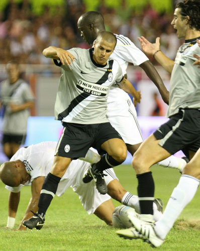 1일(한국시간) 스페인 세비야 라몬 산체스 피스 후안 경기장에서 열린 2009 피스컵 안달루시아 레알 마드리드와 유벤투스와의 준결승전에서 유벤투스 지오빈코(가운데. 회색유니폼)가 레알마드리드 수비수에 걸리고 있다. 