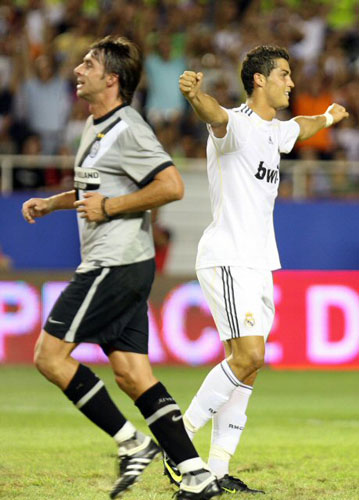 1일(한국시간) 스페인 세비야 라몬 산체스 피스 후안 경기장에서 열린 2009 피스컵 안달루시아 레알 마드리드와 유벤투스와의 준결승전에서 레알마드리드 호날두가 페널티킥으로 동점골을 넣은 뒤 기뻐하고 있다. 