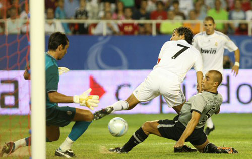 1일(한국시간) 스페인 세비야 라몬 산체스 피스 후안 경기장에서 열린 2009 피스컵 안달루시아 레알 마드리드와 유벤투스와의 준결승전에서 레알마드리드 라울이 살짝 공을 밀어차고 있다. 