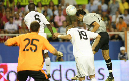 1일(한국시간) 스페인 세비야 라몬 산체스 피스 후안 경기장에서 열린 2009 피스컵 안달루시아 레알 마드리드와 유벤투스와의 준결승전에서 유벤투스 살리하미지치(회색)가 헤딩골을 성공시키고 있다. 