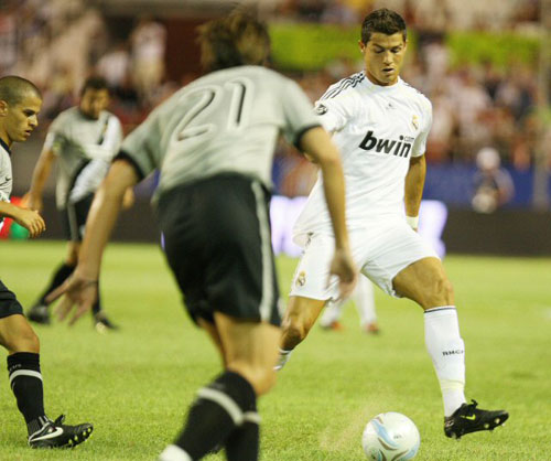 1일(한국시간) 스페인 세비야 라몬 산체스 피스 후안 경기장에서 열린 2009 피스컵 안달루시아 레알 마드리드와 유벤투스와의 준결승전에서 레알마드리드 호날두가 드리볼을 하고 있다. 