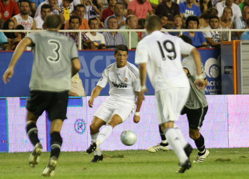 1일(한국시간) 스페인 세비야 라몬 산체스 피스 후안 경기장에서 열린 2009 피스컵 안달루시아 레알 마드리드와 유벤투스와의 준결승전에서 레알마드리드 호날두가 드리볼을 하고 있다. 