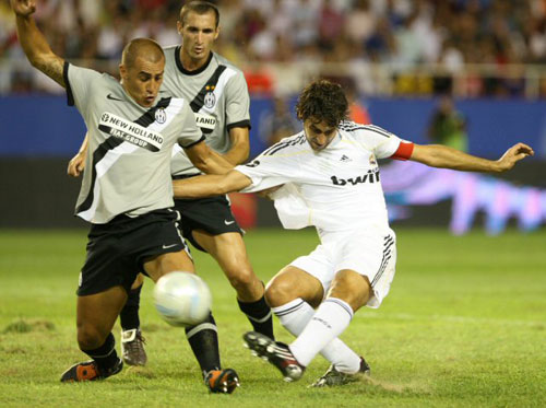 1일(한국시간) 스페인 세비야 라몬 산체스 피스 후안 경기장에서 열린 2009 피스컵 안달루시아 레알 마드리드와 유벤투스와의 준결승전에서 레알마드리드 라울이 슛을 하고 있다. 