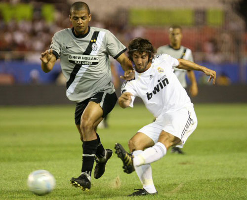  1일(한국시간) 스페인 세비야 라몬 산체스 피스 후안 경기장에서 열린 2009 피스컵 안달루시아 레알 마드리드와 유벤투스와의 준결승전에서 레알마드리드 그라네로가 슛을 하고 있다. 