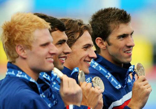 미국은 1일 오전(이하 한국시간) 이탈리아 로마의 포로 이탈리코 콤플렉스에서 열린 2009 로마 세계수영선수권대회 남자 계영 800ｍ에서 세계 신기록을 세우며 3회 연속 우승을 차지한 미국 선수들이 메달을 들어 보이며 환하게 웃고 있다.  
 