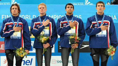 1일 오전(이하 한국시간) 이탈리아 로마의 포로 이탈리코 콤플렉스에서 열린 2009 로마 세계수영선수권대회 남자 계영  800ｍ에서 세계 신기록을 세우며 3회 연속 우승을 차지한 미국 선수들이 국기에 대한 경례를 하고 있다. 
