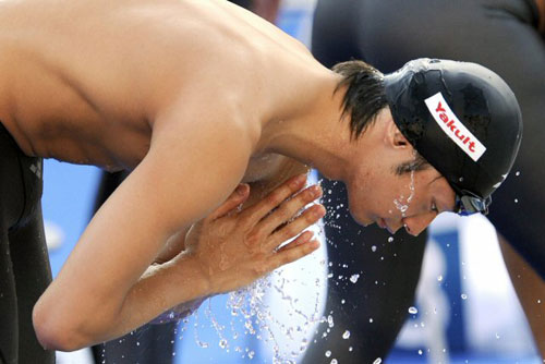1일 오전(이하 한국시간) 이탈리아 로마의 포로 이탈리코 콤플렉스에서 열린 2009 로마 세계수영선수권대회 남자 배영 200ｍ 결승에서 준우승을 차지한 일본의 이리에 료스케가 물로 몸을 씻어내고 있다. 