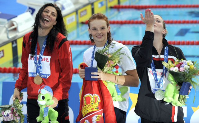  1일 오전(이하 한국시간) 이탈리아 로마의 포로 이탈리코 콤플렉스에서 열린 2009 로마 세계수영선수권대회 여자 평영 200m에서 금메달을 차지한 나디야 히글(가운데·세르비아) 은메달을 차지한 애너메이 피어스(오른쪽·캐나다), 동메달 주인공 미르나 주킥(왼쪽·세르비아)이 시상대에서 포즈를 취하고 있다. 