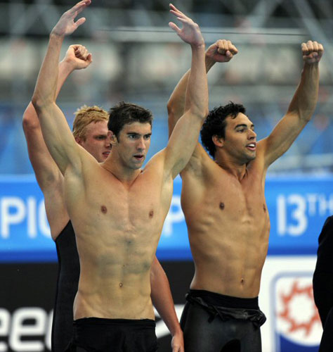 1일 오전(이하 한국시간) 이탈리아 로마의 포로 이탈리코 콤플렉스에서 열린 2009 로마 세계수영선수권대회 남자 계영 800ｍ에서 우승을 차지한 미국 선수들이 환호하고 있다. 
