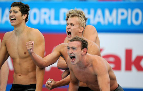 1일 오전(이하 한국시간) 이탈리아 로마의 포로 이탈리코 콤플렉스에서 열린 2009 로마 세계수영선수권대회 남자 계영 800ｍ의 러시아 선수들이 동료 선수의 경기를 지켜보고 있다. 