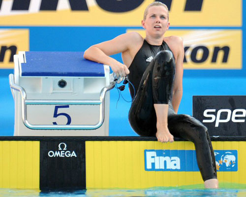 1일 오전(이하 한국시간) 이탈리아 로마의 포로 이탈리코 콤플렉스에서 열린 2009 로마 세계수영선수권대회 여자 자유형 100m 우승을 차지한 브리타 슈테펜이 자신의 기록을 확인하고 있다. 