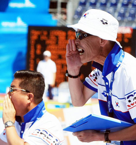  2009로마 세계수영선수권대회에 출전한 한국대표팀의 노민상 감독이 1일 오전(현지시각) 이탈리아 로마 포로 이탈리코 메인풀에서 열린 남자 자유형 1500m 예선에서 출전한 박태환에게 작전지시를 하고 있다. 