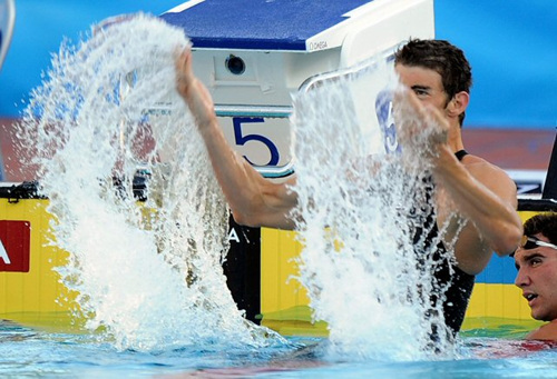 2일(한국 시간) 이탈리아 로마의 포로 이탈리코 콤플렉스에서 열린 2009 로마 세계수영선수권대회 남자 접영 100ｍ에서 세계신기록으로 금메달을 차지한 펠프스가 환호하고 있다. 