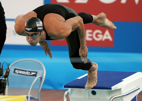 2일(한국 시간) 이탈리아 로마의 포로 이탈리코 콤플렉스에서 열린 2009 로마 세계수영선수권대회 남자 접영 100ｍ에서 펠프스가 출발신호와 함께 입수를 하고 있다.
 