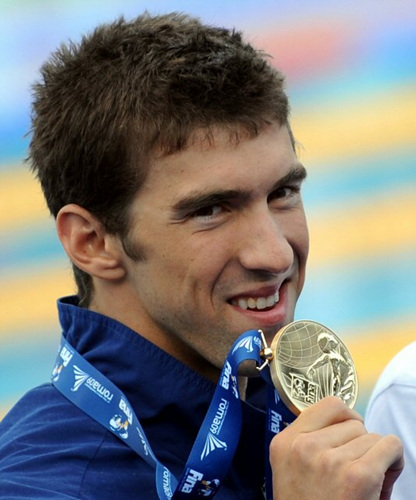 2일(한국 시간) 이탈리아 로마의 포로 이탈리코 콤플렉스에서 열린 2009 로마 세계수영선수권대회 남자 접영 100ｍ에서 세계신기록으로 우승한 펠프스가 금메달을 목에 걸고 기념 촬영을 하고 있다. 