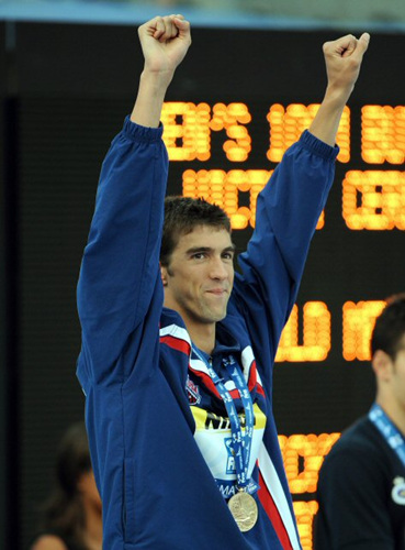 2일(한국 시간) 이탈리아 로마의 포로 이탈리코 콤플렉스에서 열린 2009 로마 세계수영선수권대회 남자 접영 100ｍ에서 세계신기록으로 우승한 펠프스가 금메달을 목에 걸고 환호하고 있다. 
