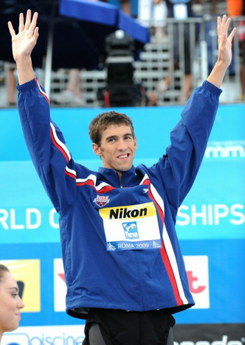 2일(한국 시간) 이탈리아 로마의 포로 이탈리코 콤플렉스에서 열린 2009 로마 세계수영선수권대회 남자 접영 100ｍ에서 세계신기록으로 우승한 펠프스가 팬들을 향해 두 손을 들어 답례를 하고 있다. 