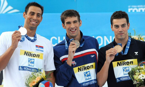 2일(한국 시간) 이탈리아 로마의 포로 이탈리코 콤플렉스에서 열린 2009 로마 세계수영선수권대회 남자 접영 100ｍ에서 금은동 메달을 수상한 선수들이 기념 촬영을 하고 있다.
 