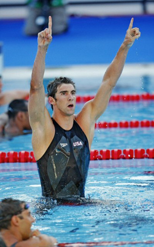 2일(한국 시간) 이탈리아 로마의 포로 이탈리코 콤플렉스에서 열린 2009 로마 세계수영선수권대회 남자 접영 100ｍ에서 세계신기록으로 금메달을 차지한 펠프스가 환호하고 있다.
 