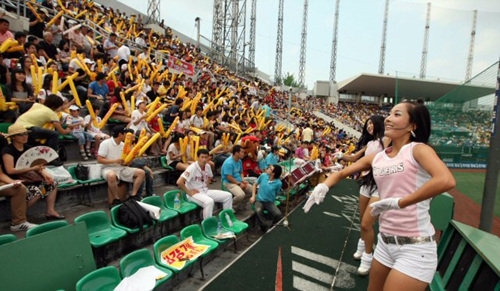 2일 광주 무등경기장 야구장에서 열린 `2009 프로야구' KIA 타이거즈와 삼성 라이온스와의 경기에 수많은 관중들이 찾아 만원사례를 이루고 있다. 
 