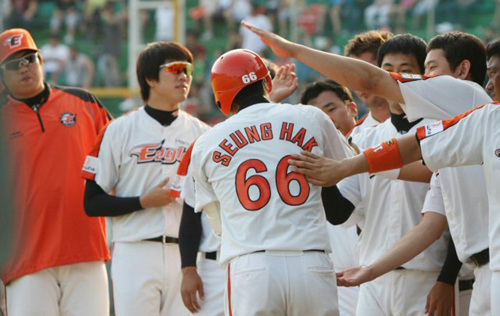 2일 오후 청주야구장에서 열린 한화와 롯데 3회말 무사, 2-0으로 한화가 뒤진상황에서 양승학이 솔로홈런을 친 뒤 더그아웃에서 동료들의 축하를 받고 있다.
 