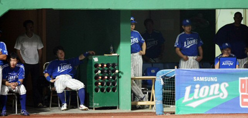 삼성 라이온스 선수들이 2일 광주 무등경기장 야구장에서 열린 `2009 프로야구' KIA 타이거즈와 원정경기 3게임을 모두 패하자 침통한 표정을 짓고 있다. 
 