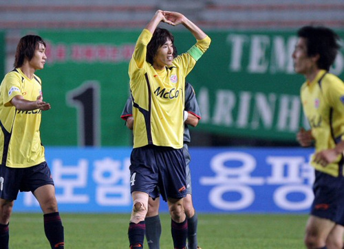 2일 경기 성남종합운동장에서 벌어진 2009프로축구 K-리그 성남일화-전북현대전에서 성남 김정우(가운데)가 역전골을 터뜨린 뒤 동료들과 환호하고 있다. 