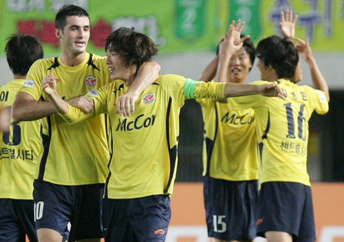2일 경기 성남종합운동장에서 벌어진 2009프로축구 K-리그 성남일화-전북현대전에서 두골을 터뜨린 성남 김정우가 동료 라돈지치 등과 함께 환호하고 있다. 
 