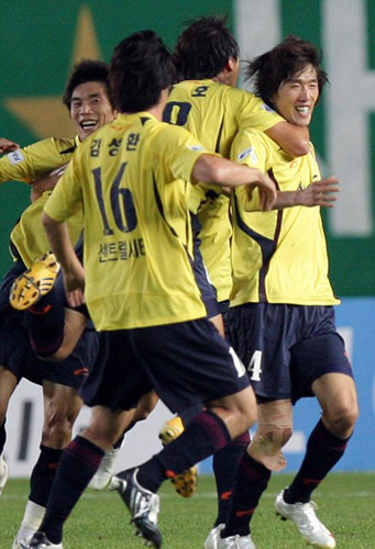 2일 경기 성남종합운동장에서 벌어진 2009프로축구 K-리그 성남일화-전북현대전에서 성남 김정우(오른쪽)가 역전골을 터뜨린 뒤 동료들과 환호하고 있다. 
 