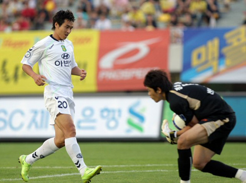 2일 경기 성남종합운동장에서 벌어진 2009프로축구 K-리그 성남일화-전북현대전에서 전북 이동국이 성남 골키퍼 정성룡에 한발 늦어 득점기회를 놓치고 있다.
 