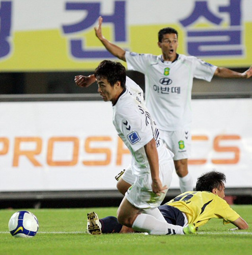 2일 경기 성남종합운동장에서 벌어진 2009프로축구 K-리그 성남일화-전북현대전에서 전북 이동국(왼쪽)이 성남 전광진에게 태클로 공을 빼앗고 있다.
 