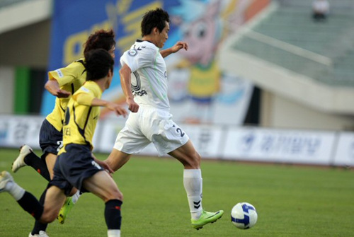 2일 경기 성남종합운동장에서 벌어진 2009프로축구 K-리그 성남일화-전북현대전에서 전북 이동국이 성남 수비수 2명을 뚫고 드리블해들어가고 있다.
 