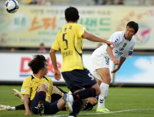 2일 경기 성남종합운동장에서 벌어진 2009프로축구 K-리그 성남일화-전북현대전에서 전북 이동국(오른쪽)이 성남 수비수들과 엉키며 골찬스를 놓친 뒤 아쉬워하고 있다.
 