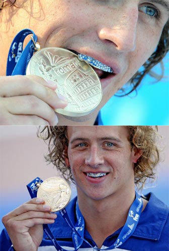 2일(현지시간) 이탈리아 로마 포로 이탈리코 수영장에서 열린 국제수영연맹(FINA) 2009 세계수영선수권,  남자 개인 혼영 400m에서 우승한 미국의 라이언 로치트가 금메달을 입에 물고 기념촬영을 하고 있다. 