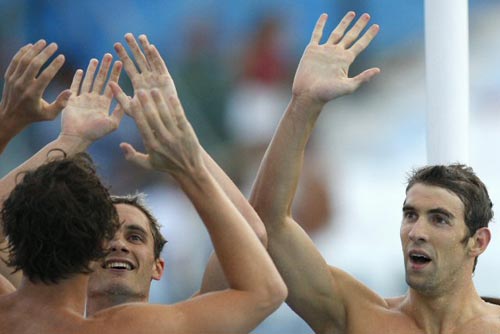 2일(현지시간) 이탈리아 로마 포로 이탈리코 수영장에서 열린 국제수영연맹(FINA) 2009 세계수영선수권, 남자 4x100m 혼계영에서 우승한 미국의 마이클 펠프스(오른쪽)가 팀 동료인 에릭 샨토, 아론 파이솔과 하이파이브를 하고 있다. 
