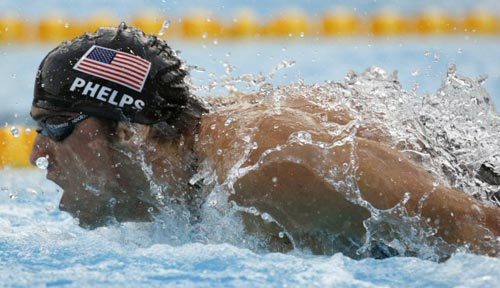 2일(현지시간) 이탈리아 로마 포로 이탈리코 수영장에서 열린 국제수영연맹(FINA) 2009 세계수영선수권, 남자 4x100m 혼계영 결승에서 미국의 마이클 펠프스가 역영하고 있다. 