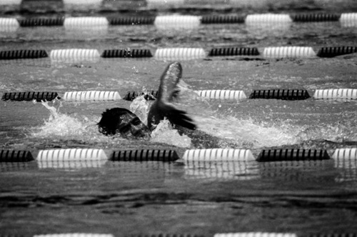 사진은 1974 제7회 테헤란 아시안게임 수영 자유형 1,500m에서 힘껏 헤엄치고 있는 조오련 선수.
 