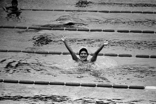 사진은 1974 제7회 테헤란 아시안게임 수영 자유형 1,500m에서 우승한 조오련 선수가 환호하는 관중을 위해 손을 흔들고 있다.
 