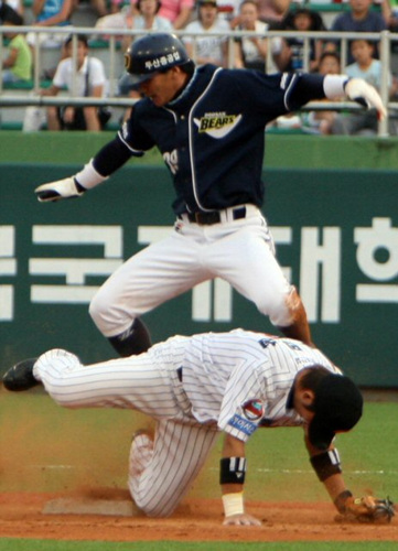 4일 경남 마산야구장에서 열린 2009 프로야구 롯데와 두산의 경기. 1회말 1사 1루 상황에서 두산의 이종욱이 2루로 도루하고 있다. 